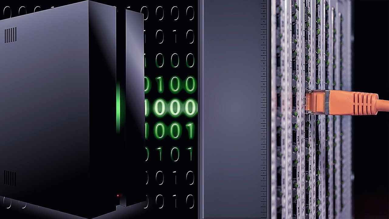 Collage van een zwarte serverkast, groene binaire cijfers en een oranje netwerkkabel in een serverrek