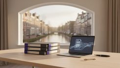 Bureau met dossiermappen en een laptop, uitzicht op een Nederlandse gracht